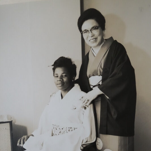 1964東京オリンピック女子選手村の着付け会で着物を着たブラジル（Brazil） 陸上 アイーダトスサントス選手と上田美枝（AÃ­da dos Santos）