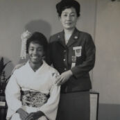 1964東京オリンピック女子選手村の着付け会で着物を着たアメリカ合衆国(United States)陸上 エリーノモントゴックメリー選手(Eleanor Montgomery)と女子選手村村長佐閑晴様