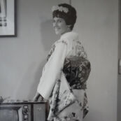 1964東京オリンピック女子選手村の着付け会で着物を着たカナダ(Canada) ダイビング メアリー・ベス・スチュアート選手(Mary Beth Stewart)