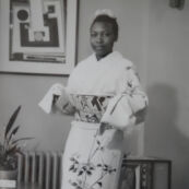 1964東京オリンピック女子選手村の着付け会で着物を着たウガンダ(Uganda) 陸上 マリーウッサニー選手(Mary Musani)