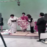 1974年(昭和49年)頃『小川宏ショー』出演時に裁ち目無しの産着(きもの)を説明する上田美枝