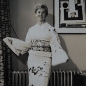 1964東京オリンピック女子選手村の着付け会で着物を着たアメリカ合衆国(United States)ドナ・デバロナ選手(Donna de Varona) 400m個人メドレー、4 x 100m自由形リレーで金メダル