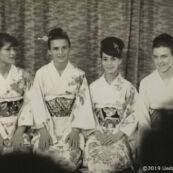 1964東京オリンピック女子選手村の着付け会で着物を着たアルゼンチン(Argentina)右から陸上 サザナリッチ選手(Susana Ritchie) 陸上 マベルバリーナ選手(Evelia Farina) 陸上 マリシアカウスマナス選手(Margarita Formeiro) 陸上 マルタブオンギオルノ選手(Margarita Formeiro)