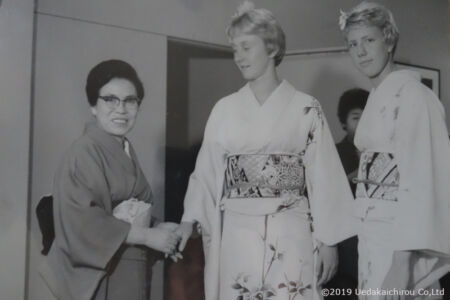 1964東京オリンピック女子選手村の着付け会で着物を着たアメリカ合衆国(United States) 競泳 キャシー・ファーガソン選手(Cathy Ferguson)100m背泳ぎ、4×100mメドレーリレーで金メダル 競泳 と ライネアルサップ選手(Lynne Allsup) 4×100mメドレーリレーで金メダルと上田美枝