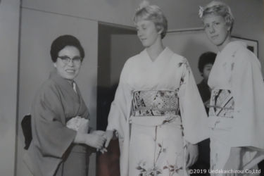 アメリカ合衆国(United States) 競泳 キャシー・ファーガソン選手(Cathy Ferguson)100m背泳ぎ、4×100mメドレーリレーで金メダル 競泳 と ライネアルサップ選手(Lynne Allsup) 4×100mメドレーリレーで金メダル 1964東京オリンピック女子選手村の着付け会で着物を着たアメリカ合衆国(United States) 競泳 キャシー・ファーガソン選手(Cathy Ferguson)100m背泳ぎ、4×100mメドレーリレーで金メダル 競泳 と ライネアルサップ選手(Lynne Allsup) 4×100mメドレーリレーで金メダルと上田美枝