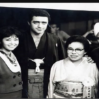 1964年(昭和39年)東京オリンピックで行われた上田美枝きものショーで和装を着る男性