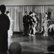 1964年10月16日代々木選手村インターナショナルクラブに於いて上田美枝きものショー 出演モデルと選手でオリンピック音頭を踊る