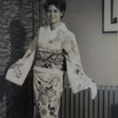 1964東京オリンピック女子選手村の着付け会で着物を着たプエルトリコ(Puerto Rico) 水泳 アンランデ選手(Ann Lallande)