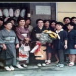 1966年(昭和41年)紫綬褒章 店頭でスタッフと記念撮影