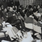 1964年10月16日代々木選手村インターナショナルクラブに於いて上田美枝きものショーを見るオリンピック選手や関係者