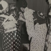 1964年10月16日代々木選手村インターナショナルクラブに於いて上田美枝きものショー 出演準備中のモデル