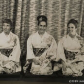 1964東京オリンピック女子選手村の着付け会で着物を着たメキシコ(Mexico) 水泳 シェルビアベルマ選手(Silvia Belmar) 水泳 マルサスザザ選手(MarÃa Luisa Souza) 水泳 オルガベルガ選手(Olga Belmar)