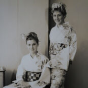 1964東京オリンピック女子選手村の着付け会で着物を着た右:ペルー(Peru)水泳ロザリオヴィヴァ選手(Rosario de Vivanco)と左:アルゼンチン(Argentina) 水泳 スザナペペル選手(Susana Peper)