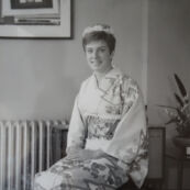 1964東京オリンピック女子選手村の着付け会で着物を着たドイツ(Germany) 競泳 ウテ・ノアク選手(Ute Noack)