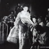 1964年10月16日代々木選手村インターナショナルクラブに於いて上田美枝きものショー 振袖の紹介