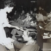 1964年10月16日代々木選手村インターナショナルクラブに於いて上田美枝きものショー パンフレットを受け取るアベベ選手