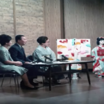 1974年(昭和49年)頃『小川宏ショー』出演時に裁ち目無しの産着(きもの)を説明する上田美枝