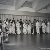 1964年10月16日代々木選手村インターナショナルクラブに於いて上田美枝きものショー 出演モデルと選手でオリンピック音頭を踊りフィナーレ