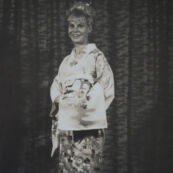 1964東京オリンピック女子選手村の着付け会で着物を着たニュージーランド(new Zealand) 体操 ポリーンガティナ選手(Pauline Gardiner)