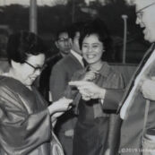 1964年10月16日代々木選手村インターナショナルクラブに於いて上田美枝きものショー 終演後のオリンピック関係者と上田美枝