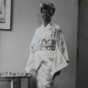1964東京オリンピック女子選手村の着付け会で着物を着たアメリカ合衆国(United States)陸上 エリーノモントゴックメリー選手(Eleanor Montgomery)