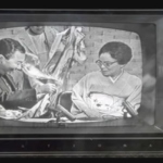 1974年(昭和49年)頃『小川宏ショー』出演時に美枝考案のきものを見る小川宏