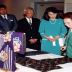 平成いいものKIMONO再発見で文仁親王妃紀子様に説明をする上田美枝