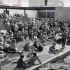 昭和40年ニューヨーク世界博覧会上田美枝きもの屋外ショーに集まる観客