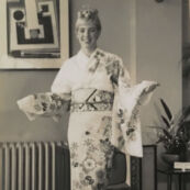 1964東京オリンピック女子選手村の着付け会で着物を着たイギリス(Great Britain) 水泳 ミッチェル選手(Mitchell)