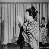 1964年10月16日代々木選手村インターナショナルクラブに於いて上田美枝きものショー 出演モデルと選手でオリンピック音頭を踊る