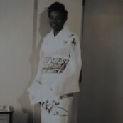 1964東京オリンピック女子選手村の着付け会で着物を着たブラジル(Brazil) 陸上 アイーダトスサントス選手(AÃda dos Santos)