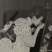 1964年10月16日代々木選手村インターナショナルクラブに於いて上田美枝きものショー 出演準備中のモデル