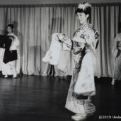 1964年10月16日代々木選手村インターナショナルクラブに於いて上田美枝きものショー 産着から、七五三成人式、婚礼など、人の成長過程を着物を通して紹介