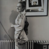 1964東京オリンピック女子選手村の着付け会で着物を着たベルギー(Belgium) 体操 ベロニカ・グリモンプレツ選手(Veronica Grymonprez) ミス五輪の花選出