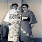 1964年(昭和39年)東京オリンピックで行われた上田美枝きものショーで着物を着た選手と上田美枝