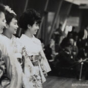 1964年10月16日代々木選手村インターナショナルクラブに於いて上田美枝きものショー産着から、七五三成人式、婚礼など、人の成長過程を着物を通して紹介
