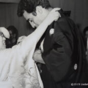 1964年10月16日代々木選手村インターナショナルクラブに於いて上田美枝きものショー 着物を羽織る選手と衿を直す上田美枝