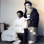 1964年(昭和39年)東京オリンピックで行われた上田美枝きものショーで着物を着た選手と上田美枝