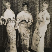 1964東京オリンピック女子選手村の着付け会で着物を着たソ連(Soviet Union) 水泳 ガリナプロズメンシコア選手(Zinaida Belovetskaya) 水泳 スベトラナババニナ選手 水泳 バレンティナヤコブレリ選手(Valentina Poznyak)