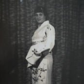 1964東京オリンピック女子選手村の着付け会で着物を着たハンガリー(Hungary) ダイビング ツーザーコバックス選手(Zsuzsa Kovács)