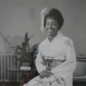 1964東京オリンピック女子選手村の着付け会で着物を着たアメリカ合衆国(United States)陸上 エリーノモントゴックメリー選手(Eleanor Montgomery)