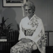 1964東京オリンピック女子選手村の着付け会で着物を着たドイツ(Germany)競泳 ウィドルドウルセイマ選手(Wiltrud Urselmann)