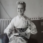 1964東京オリンピック女子選手村の着付け会で着物を着たベルギー(Belgium) 体操 ベロニカ・グリモンプレツ選手(Veronica Grymonprez) ミス五輪の花選出