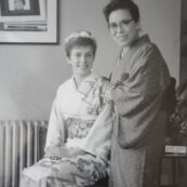 1964東京オリンピック女子選手村の着付け会で着物を着たドイツ(Germany) 競泳 ウテ・ノアク選手(Ute Noack)と上田美枝