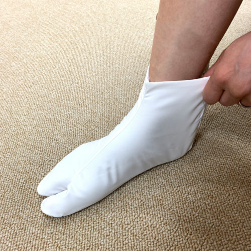 足袋の履き方step3：かかとを合わせて足首まで覆う